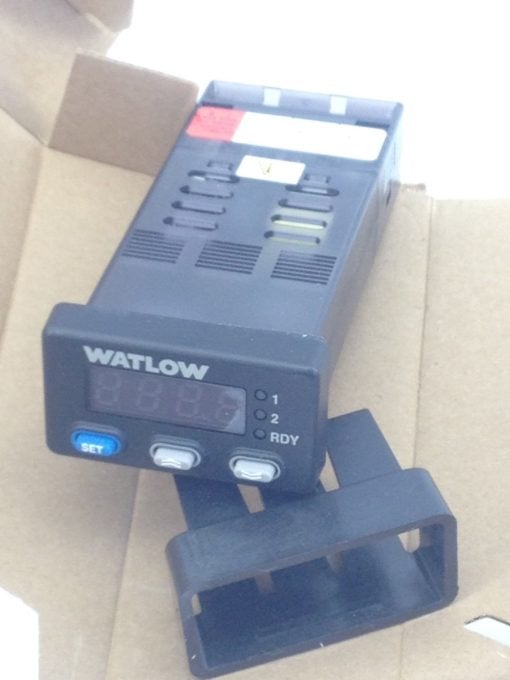 WATLOW CONTROLS 935A-1CD1-000R TEMPERATURE LIMIT / PROCESS CONTROLLER (A769) 1