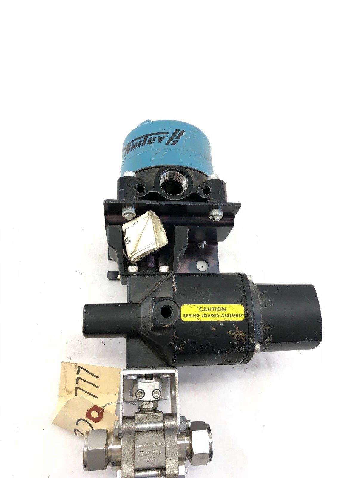 USED WHITEY 133-SR PNEUMATIC VALVE ACTUATOR 200 PSI W/ MICRO SWITCH SNAP SWITCH 1